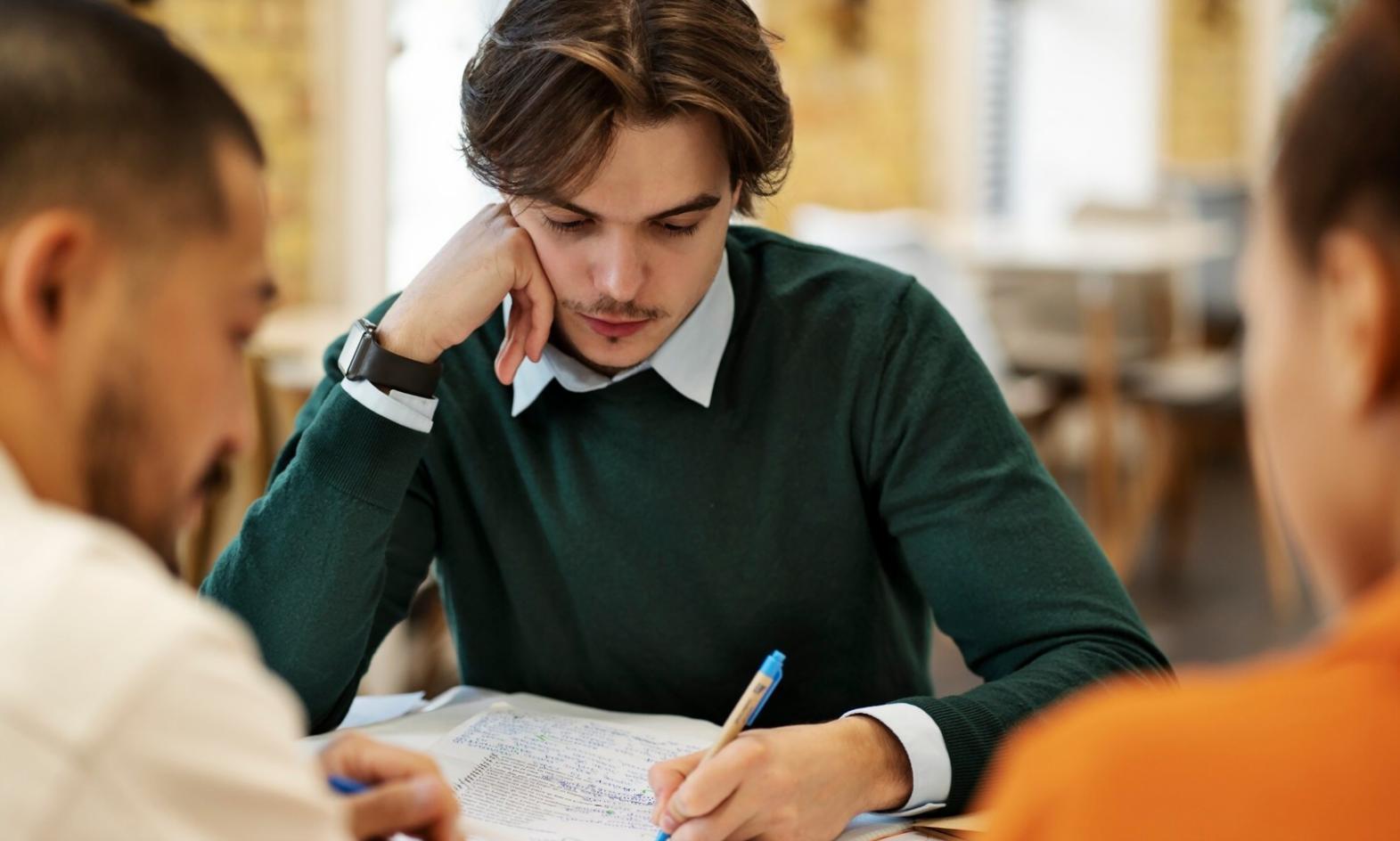 Équipe d'analystes financiers travaillant sur des modèles d'évaluation complexes