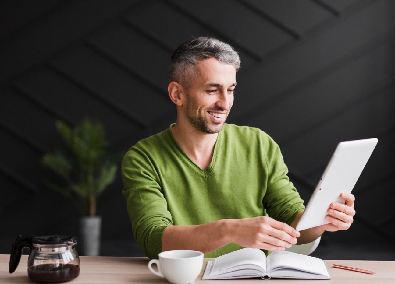 Présentation de résultats d'évaluation lors d'une réunion professionnelle