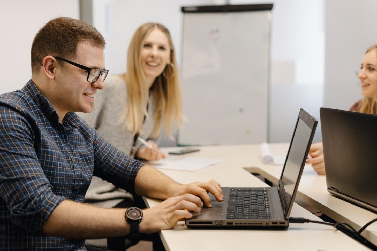 Analyste travaillant sur des modèles d'évaluation financière