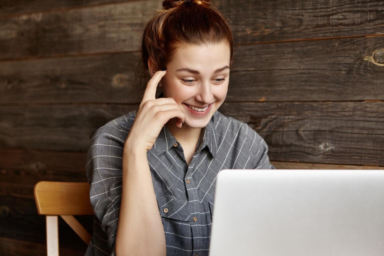 Analyse comparative de données financières sur plusieurs écrans