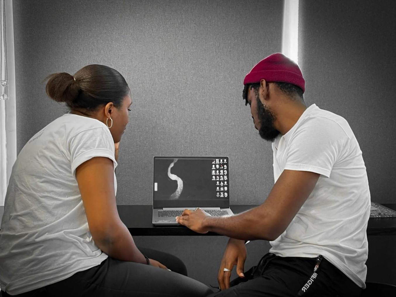 Équipe d'analystes en discussion autour de projections financières